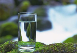 正确喝水可治病 专家解说怎么喝水好
