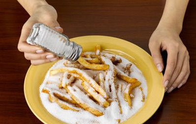 炒菜何时放盐，哪种做法更科学健康呢?