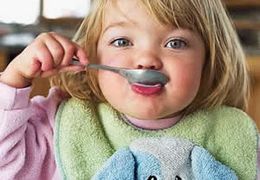 别嘴对嘴给幼儿喂食 容易传染胃病和蛀牙
