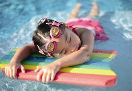 热天喜欢游泳，预防鼻子呛水耳朵进水怎么做