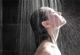 寒冬皮肤易干燥，洗澡时最好少用沐浴露