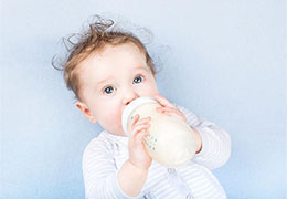 宝宝溢奶、呛奶，一招快速搞定