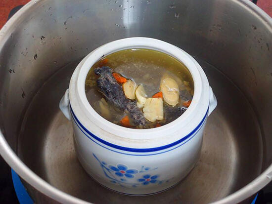 隔水炖汤与直接煲汤哪个好？