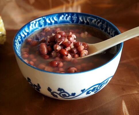 秋季吃红豆有这有好处，两个食疗方法为家人收藏了