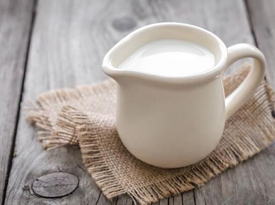 空腹可以喝牛奶吗？4种错误喝法会致命！