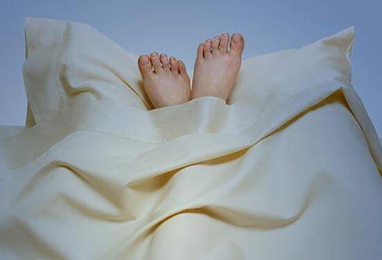 睡觉时候穿得越少越好，女性裸睡好处多多