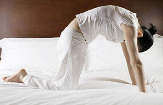 女人睡前躺在床上做4个动作，身材可以变苗条