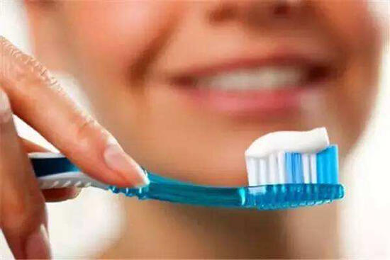 这么多年你刷牙的方法都错了，牙医告诉你应该怎么刷牙