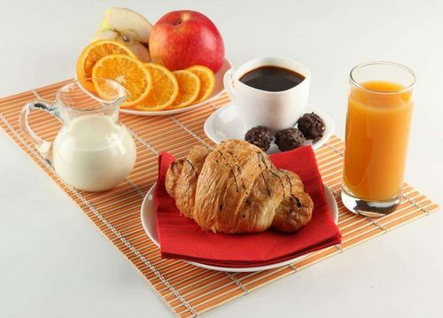 早上起来，你是先刷牙，还是先吃早餐？