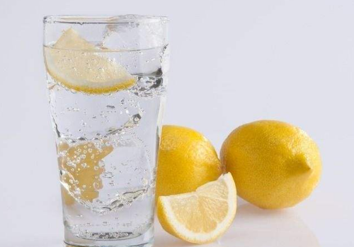 柠檬泡水能减肥、能美容，但很多人都泡错了