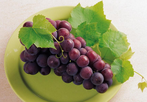 葡萄有个外号“水晶明珠”，常吃有3大好处