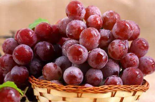 立秋之后葡萄熟了，但别乱吃，不同颜色的葡萄作用不同